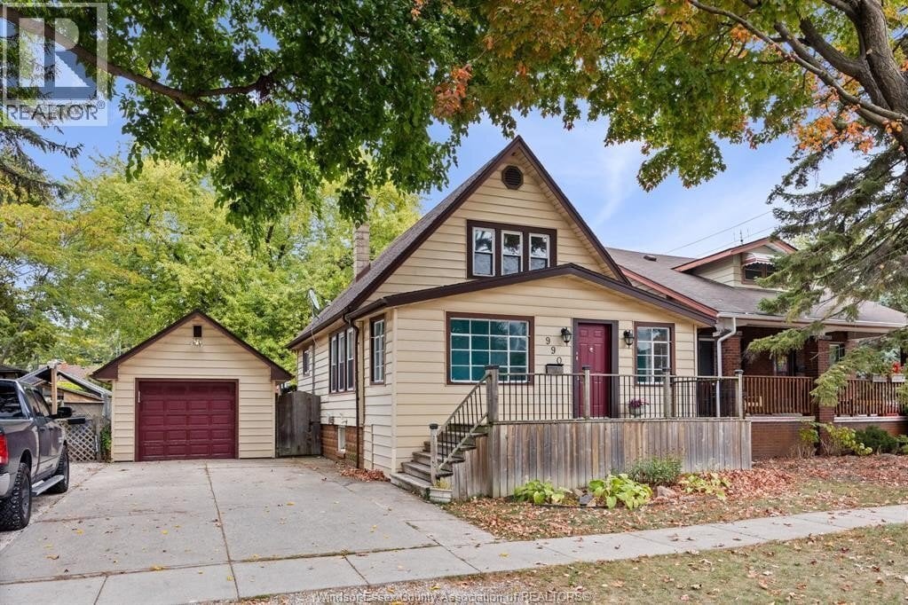 Contemporary Calgary home exterior
